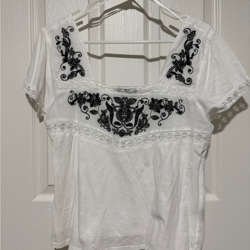 Suzy Shier White Embroidered Short Sleeve Blouse